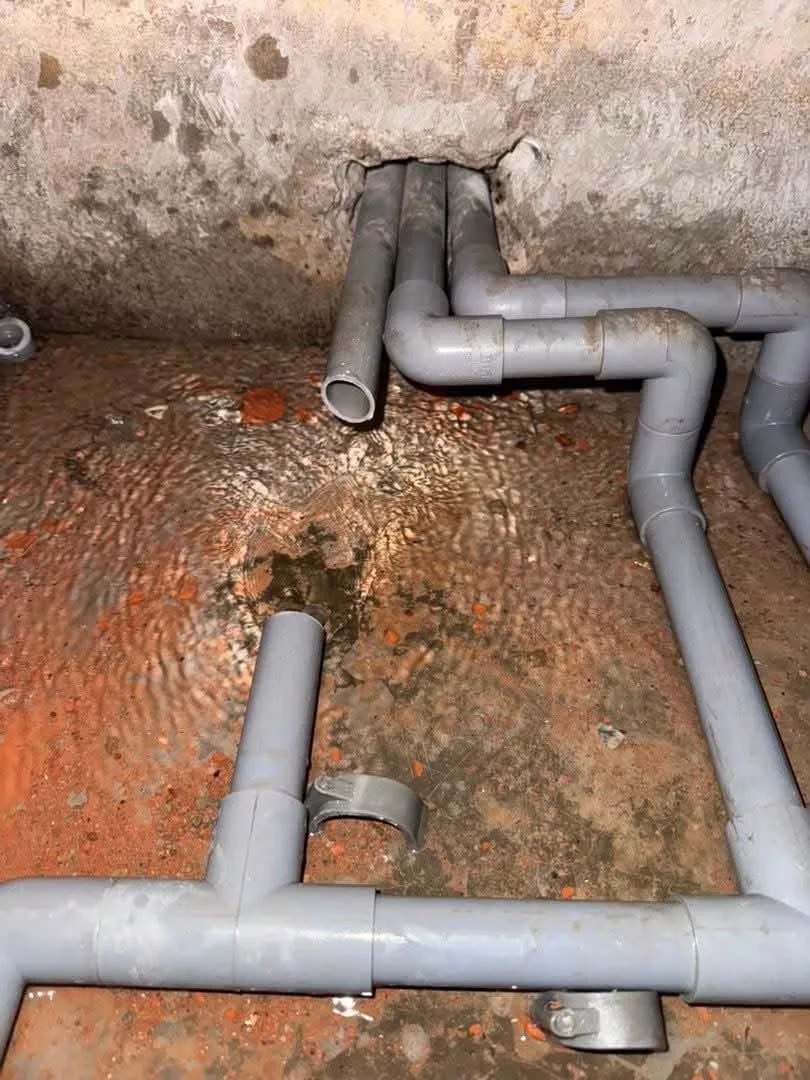 Bathroom waste pipe installation before floor closure