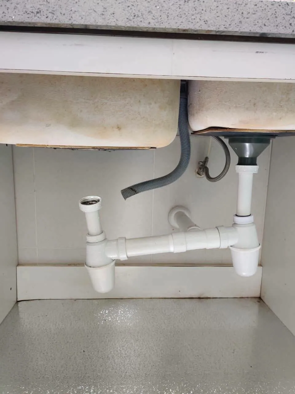 New drain pipe arrangement below a double kitchen sink