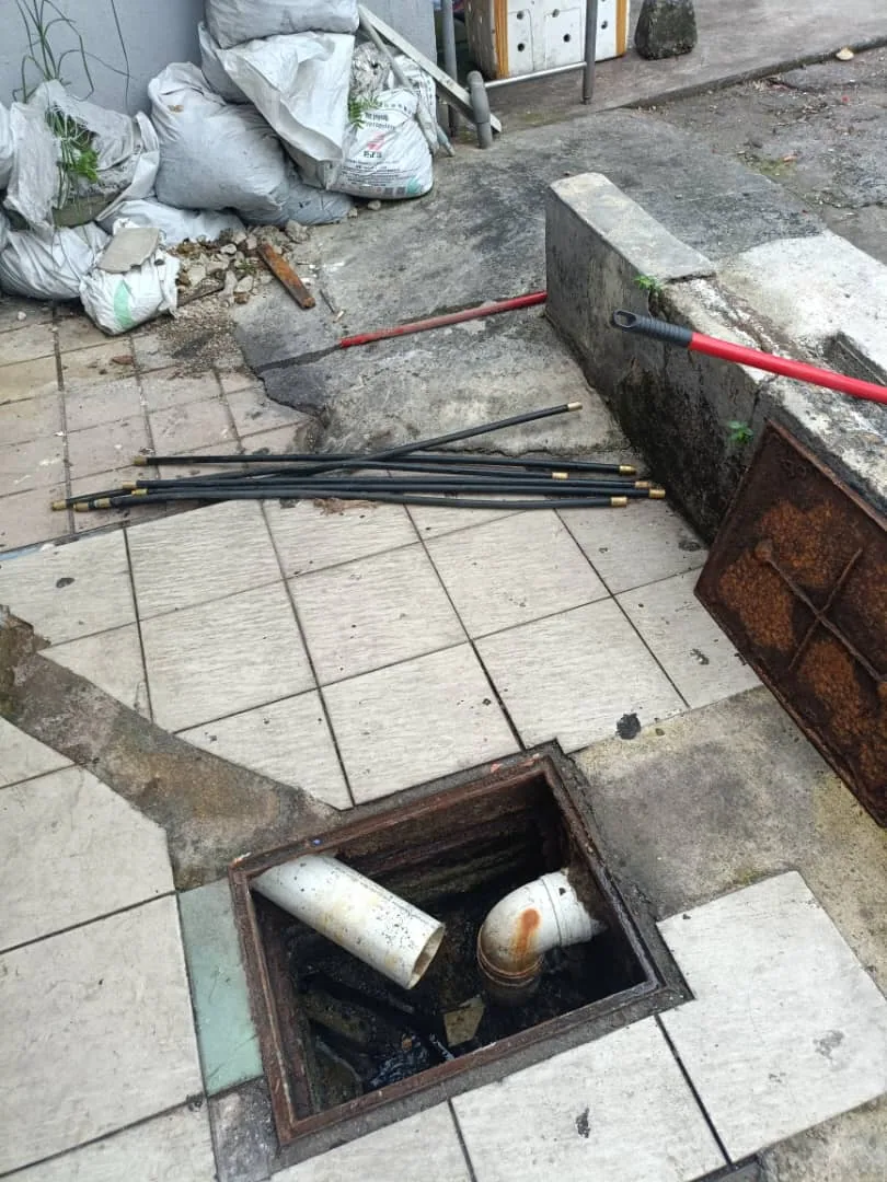Drain chamber and access area during underground pipe repair